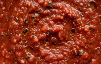 Bolognaisesaus - Rijke tomatensaus met rundsgehakt, langzaam gesudderd met kruiden.