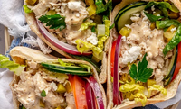 Pita (schotel) - Schotel met gekruid pitavlees, verse groenten, frietjes en saus.